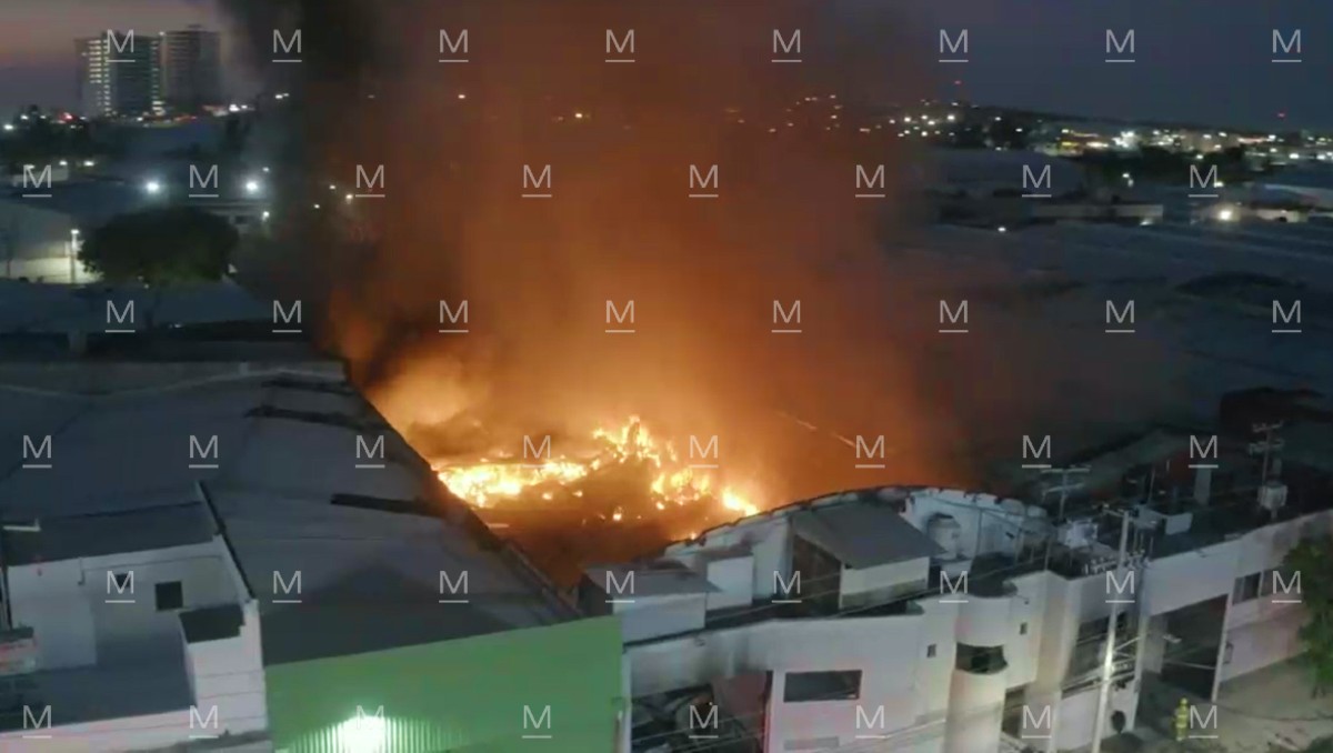 Un incendio de gran magnitud consumió dos naves industriales en León, sobre avenida El Curtidor y de los Industriales.