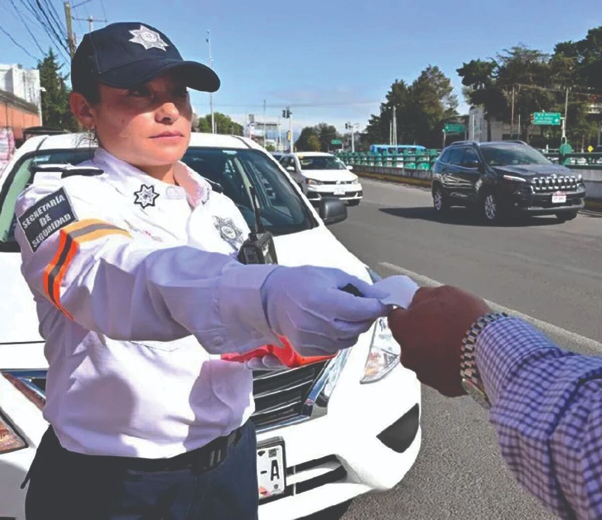 El insultar o golpear a las agentes de Tránsito se multará hasta con 4 mil 692 pesos. ESPECIAL