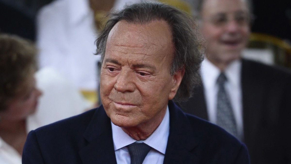Julio Iglesias es acusado por sus ex empleadas de abusos y humillaciones | ESPECIAL