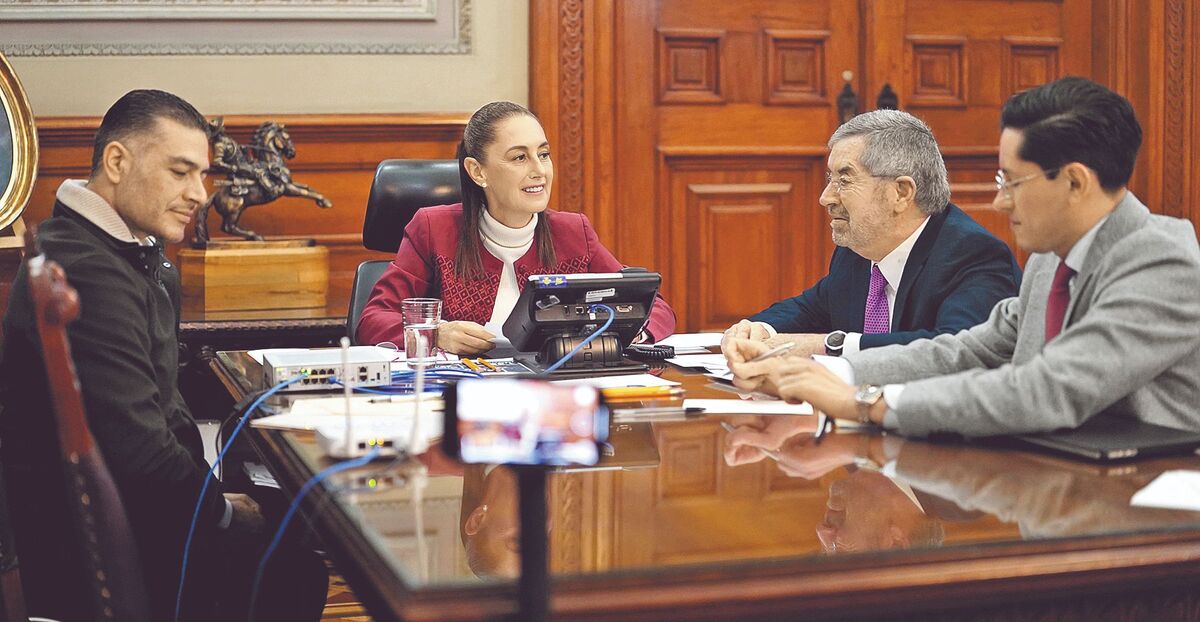 La mandataria sostuvo una llamada con el republicano, acompañada de Omar García Harfuch, Juan Ramón de la Fuente y Roberto Velasco. Especial