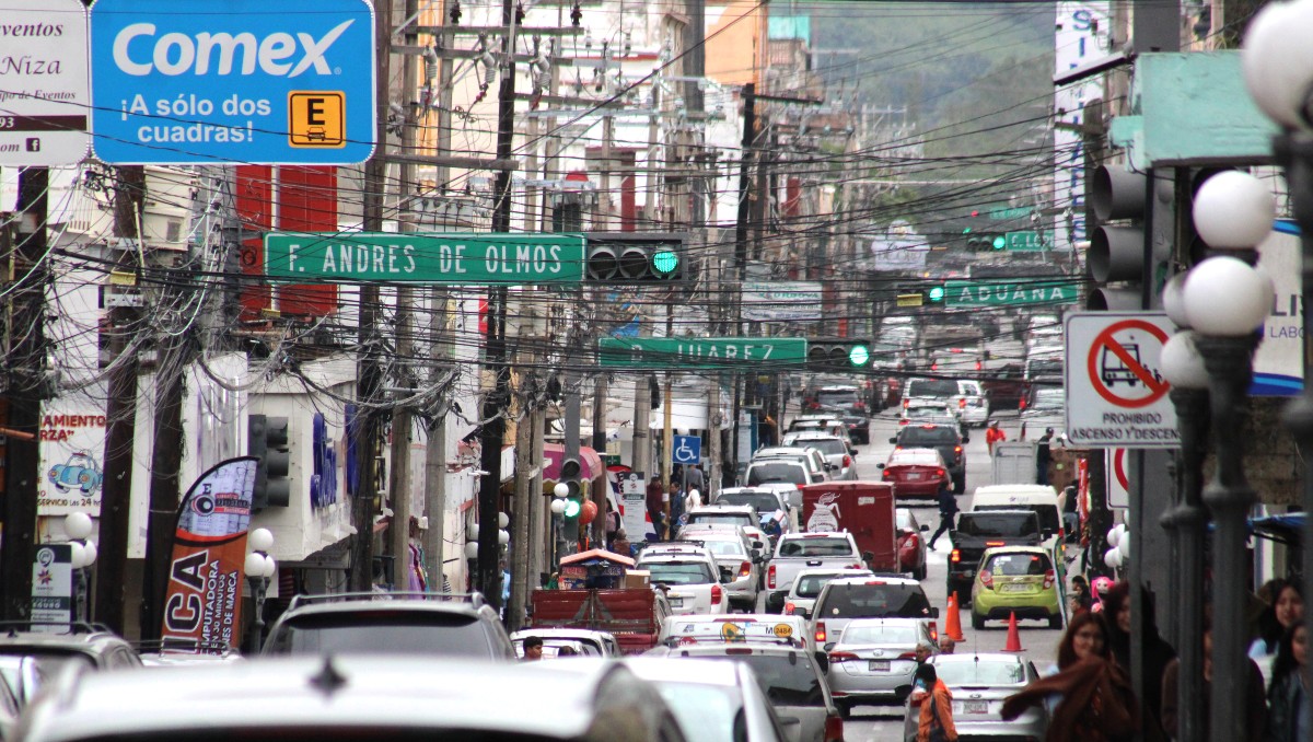 La maraña de cables aéreos en el Centro Histórico de Tampico afecta la imagen urbana. (Yazmín Sánchez)