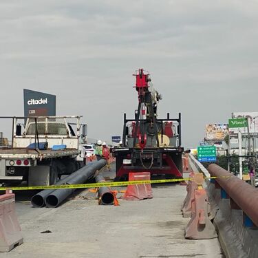 Trabajador sufre semiamputación en la pierna por caída de tubos en avenida Miguel Alemán en San Nicolás