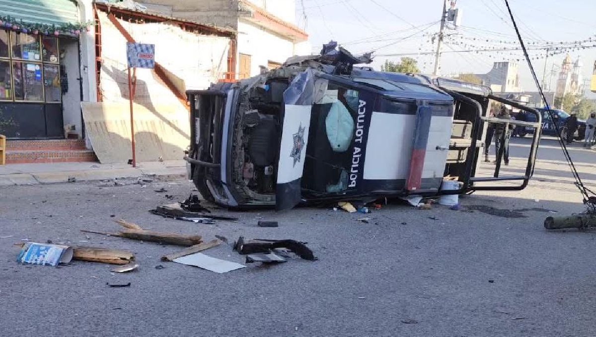 La patrulla derribó un poste provocó daños menores en una vivienda. Foto: (Especial)