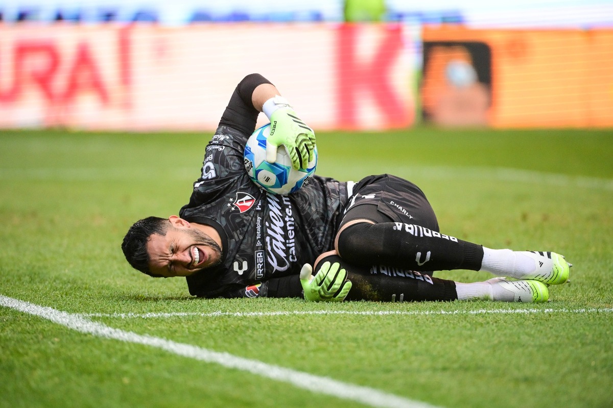 Camilo Vargas sufrió las consecuencias del césped del Cuauhtémoc al atorarse en una salida. (Imago7)