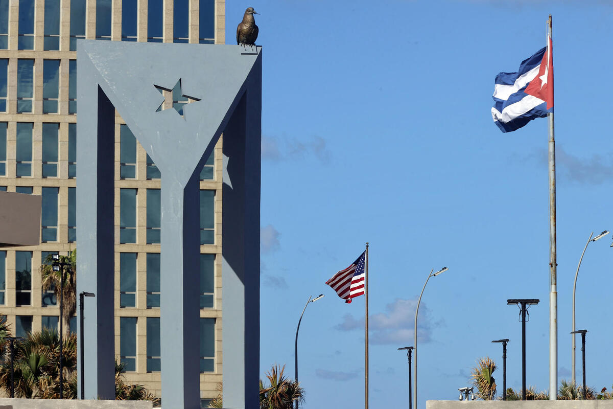 Fotografía del 9 de enero de 2026 que muestra las banderas de EEUU y Cuba frente la Embajada estadounidense en La Habana | EFE/ Ernesto Mastrascusa