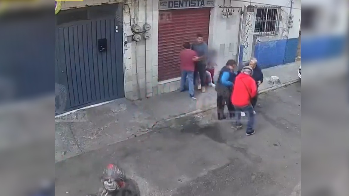 Los hombres les arremetieron contras las dos mujeres en Iztacalco. (Foto: especial)