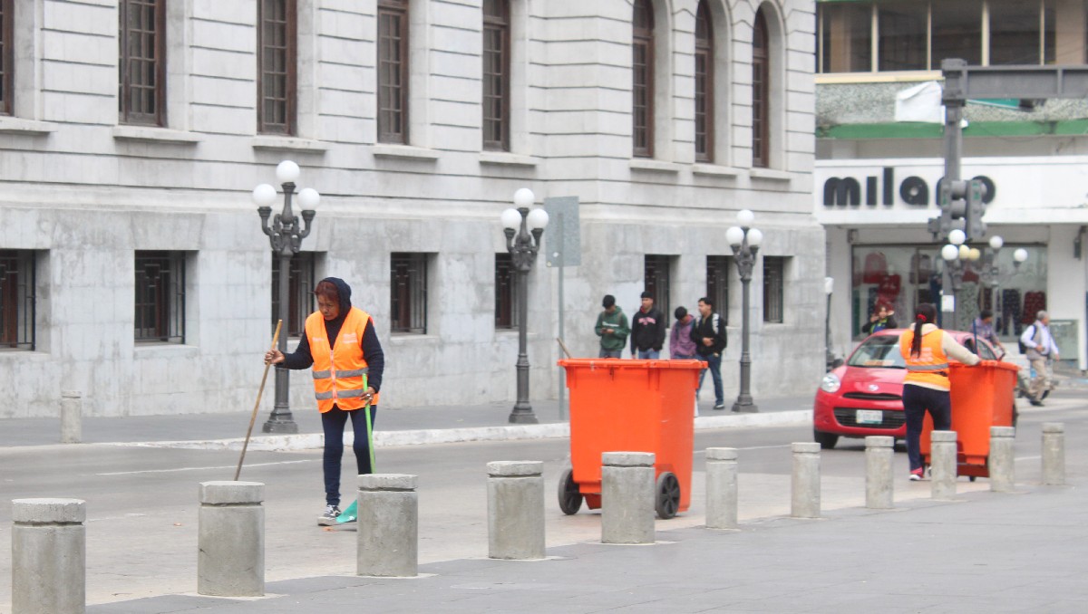 Limpieza de basura en las calles del centro de Tampico. (Yazmín Sánchez)