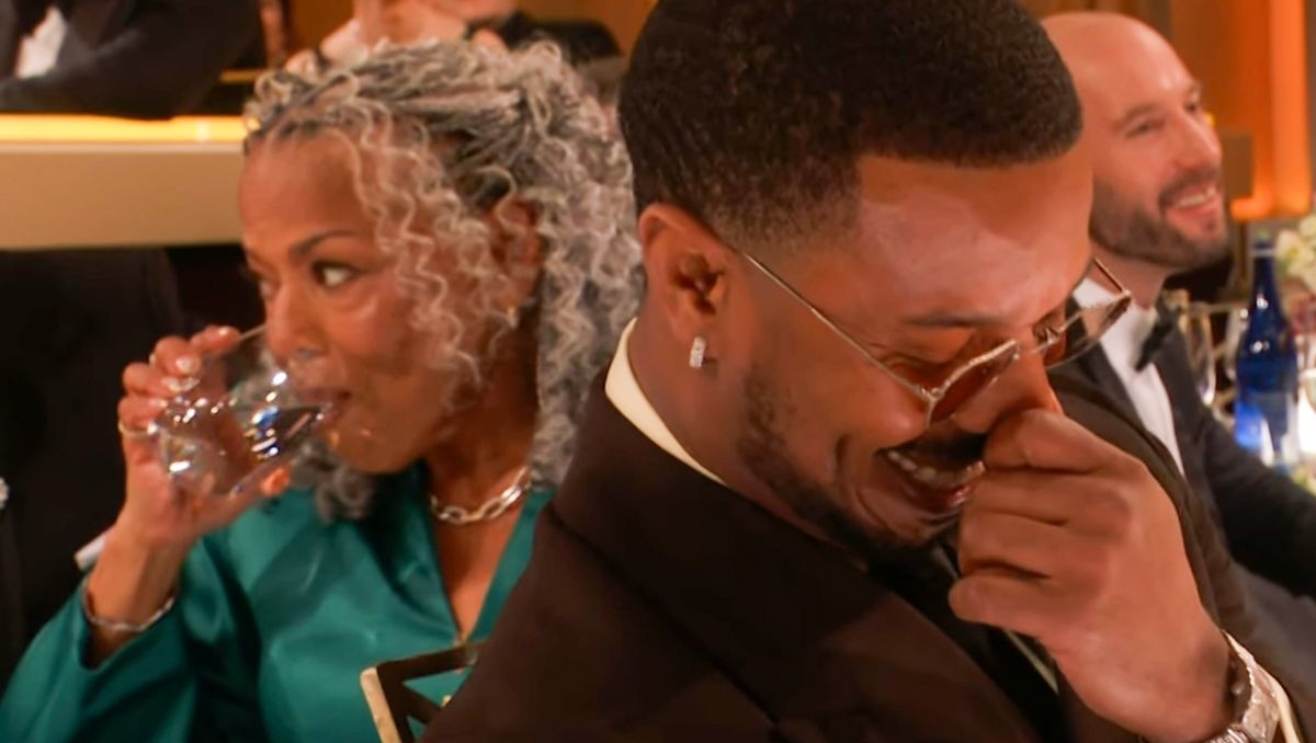 Michel B. Jordan y su madre en los Golden Globes reaccionan a chiste de Nikki Glasser.