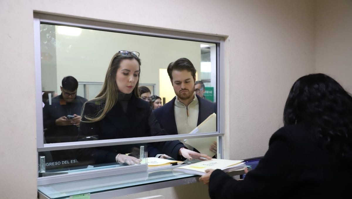 Paola Chapa, funcionaria de la Consejería Jurídica, entregó el paquete de vetos a la Oficialía de partes del Congreso. | Luis Guerra