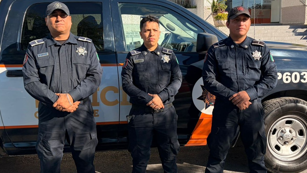 Los policías arriesgaron su vida por salvar a la familia del incendio. Foto: Susana Paredes