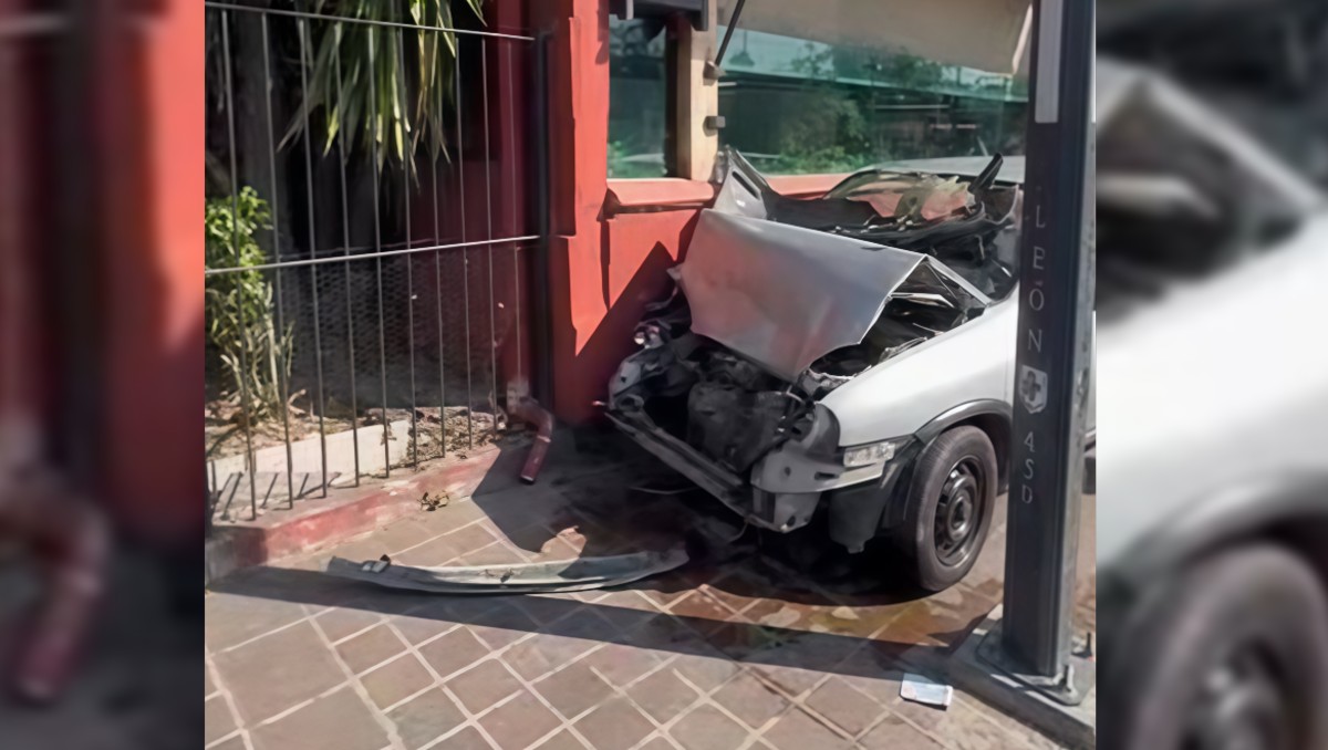 Rincón Gaucho en León registra impacto de automóvil | Especial