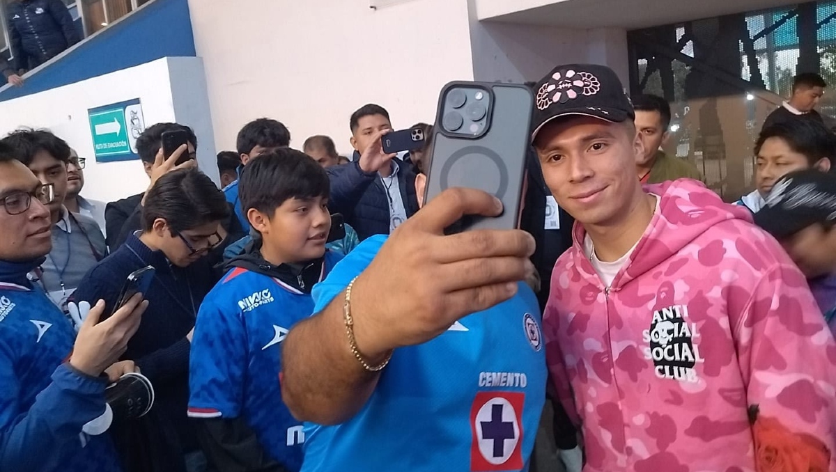 Rodrigo Huescas visita el Estadio Cuauhtémoc para apoyar al Cruz Azul