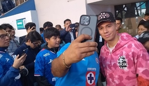 Rodrigo Huescas, canterano del Cruz Azul que ahora milita en Europa, apoyó a su ex equipo en el estadio mientras se recupera de una lesión