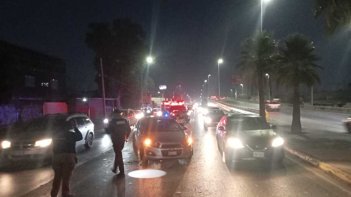 A pesar del accidente, la conductora, identificada como Erika, logró salir del vehículo por su propio pie. | Especial