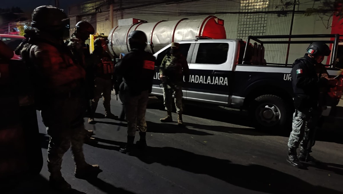 Autoridades acudieron al lugar del asesinato en Guadalajara (Vicente Torres Alfaro)