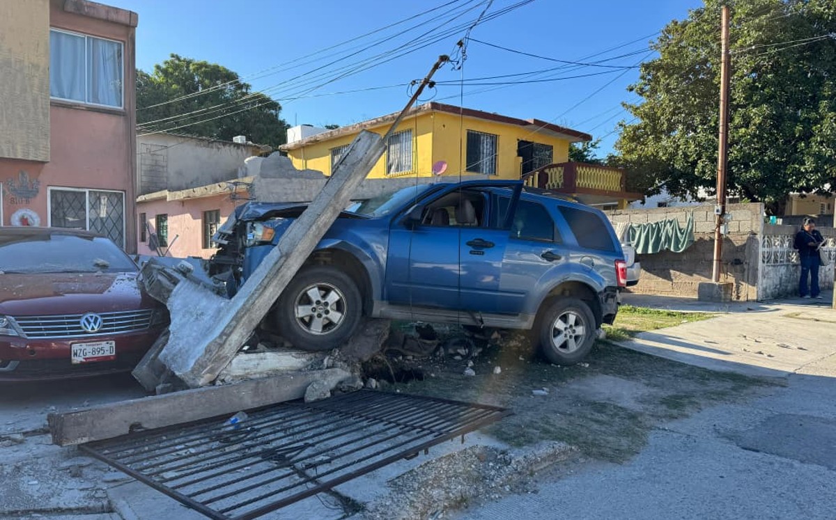 Camioneta choca contra portón en Tampico. | Alberto Cano