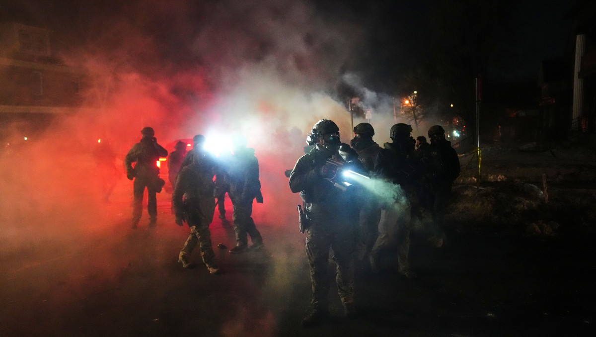 Aumenta caos en Minneapolis por enfrentamientos con ICE; Trump amaga con declarar insurrección