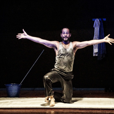 Fusiona tap, stand-up y trapeo escénico. (Foto: Carlos Mercado)