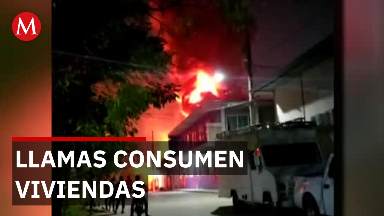 Incendio en central de materiales obliga a desalojar viviendas en Lázaro Cárdenas