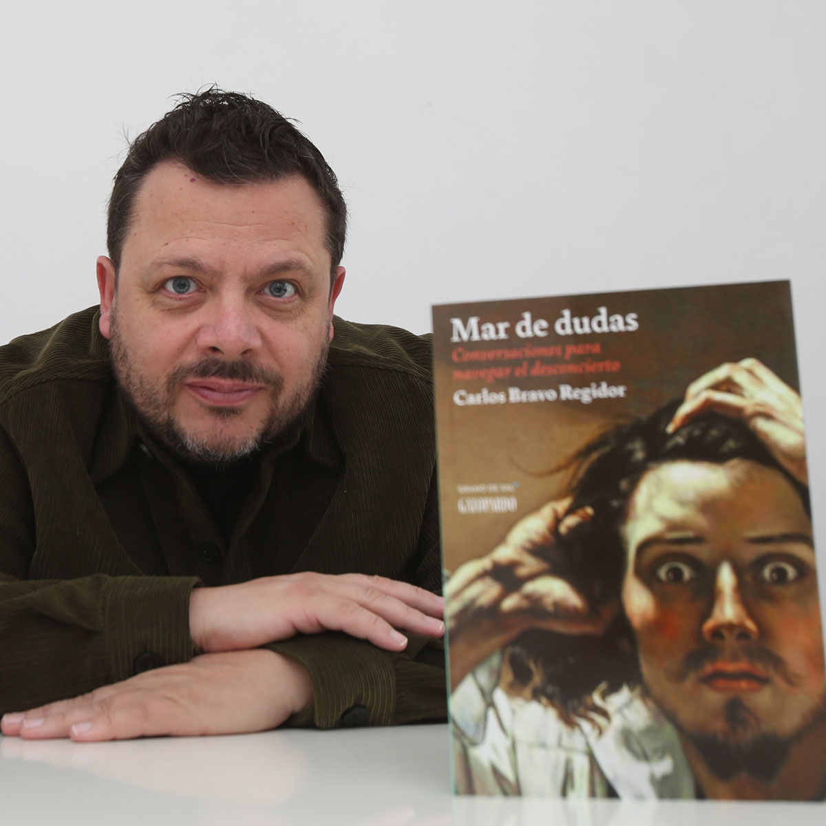 El analista político Carlos Bravo Regidor concibió un libro de conversaciones con pensadores de nuestro tiempo sobre democracias en crisis.