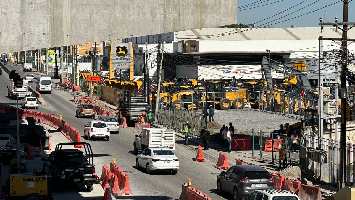 Personal de Movilidad ingresó con maquinaria para retirar la cerca. Foto: Especial