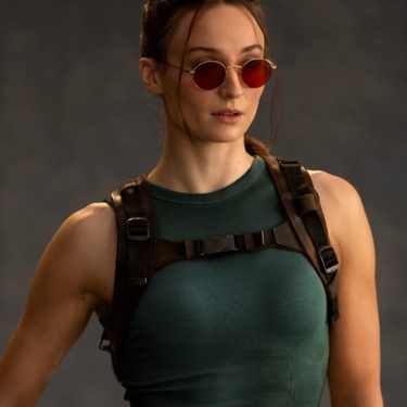 Revelan primer imagen de Sophie Turner como Lara Croft
