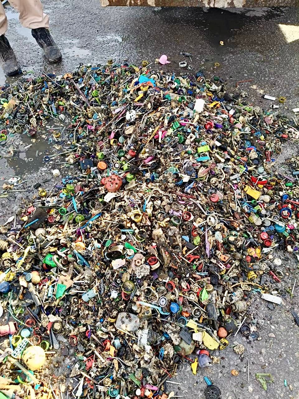 Simas informó que fueron retiradas de una alcantarilla miles de taparroscas que provocaron la obstrucción de una línea sanitarias. | Especial