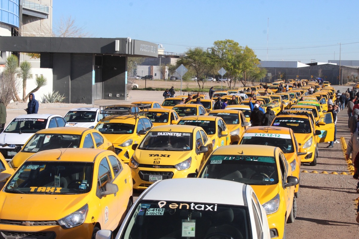 Alrededor de 500 taxistas se concentraron para demandar incremento en la tarifa.| Roberto Amaya