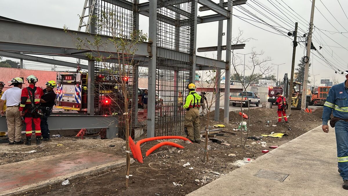 El accidente ocurrió en una de las estaciones en construcción sobre la carretera a Chapala, a la altura de El Quince. (Usi Toledo)