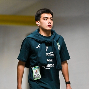 Andrés Guardado, ex mediocampista, consideró que no se debe cargar sobre Gilberto Mora la responsabilidad de cargar con la Selección Mexicana