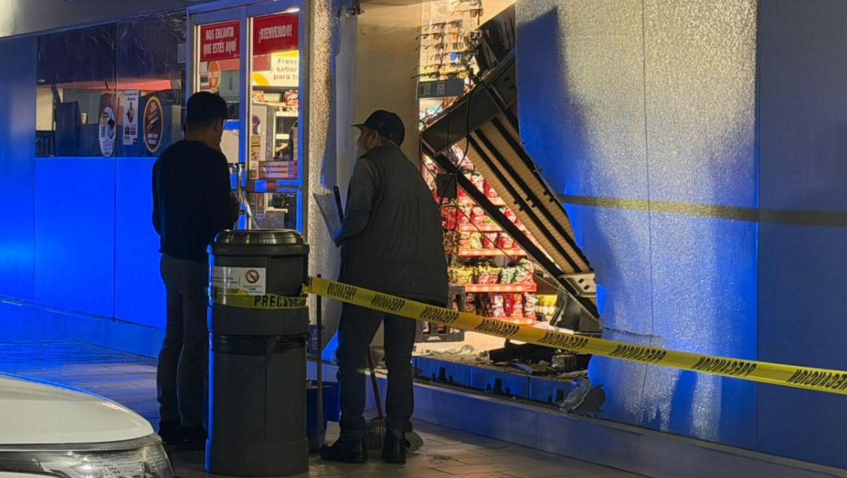 Elementos de vialidad resguardaron el área mientras Protección Civil evaluaba riesgos estructurales. Fernanda Pérez