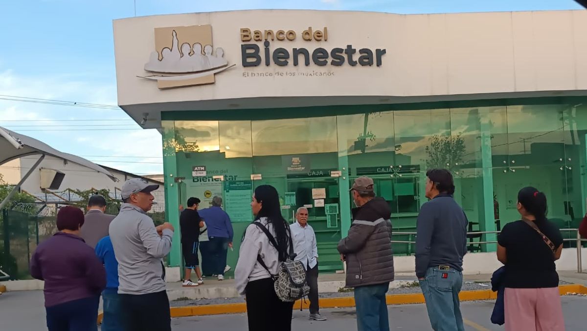 La fila se prolongó durante horas en el Banco del Bienestar. | Lolita Lastra