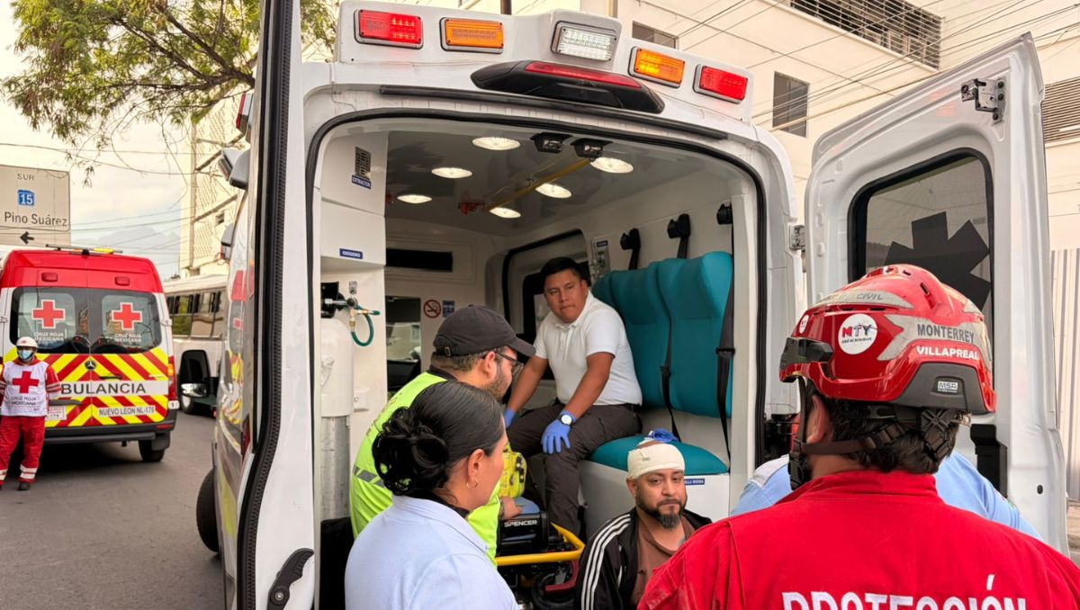 El hombre fue atendido por paramédicos tras sufrir golpes principalmente en la cabeza. | Susana Paredes