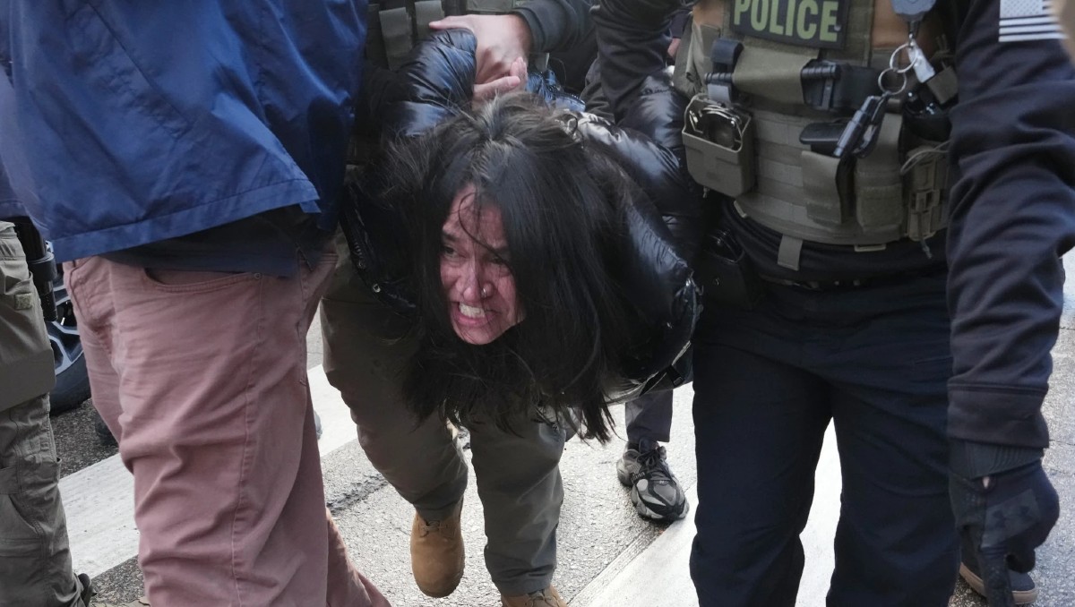 Agentes del ICE sacan a mujer de su coche a la fuerza y la arrestan: "Estoy discapacitada" | VIDEO