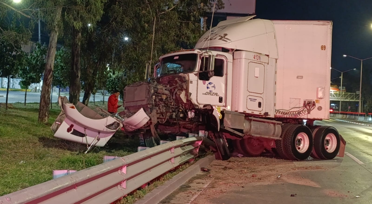 El percance se dio luego de una discusión entre el conductor del tráiler y un vehículo particular (Foto: Vicente Torres Alfaro)