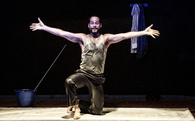 En la puesta se establece una semejanza entre la cancha, el escenario y la vida.