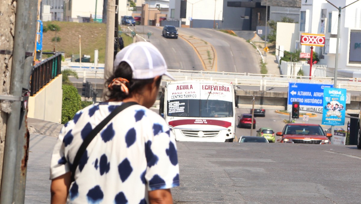 Usuarios del transporte público en Tampico tienen que caminar decenas de cuadras. (Yazmín Sánchez)