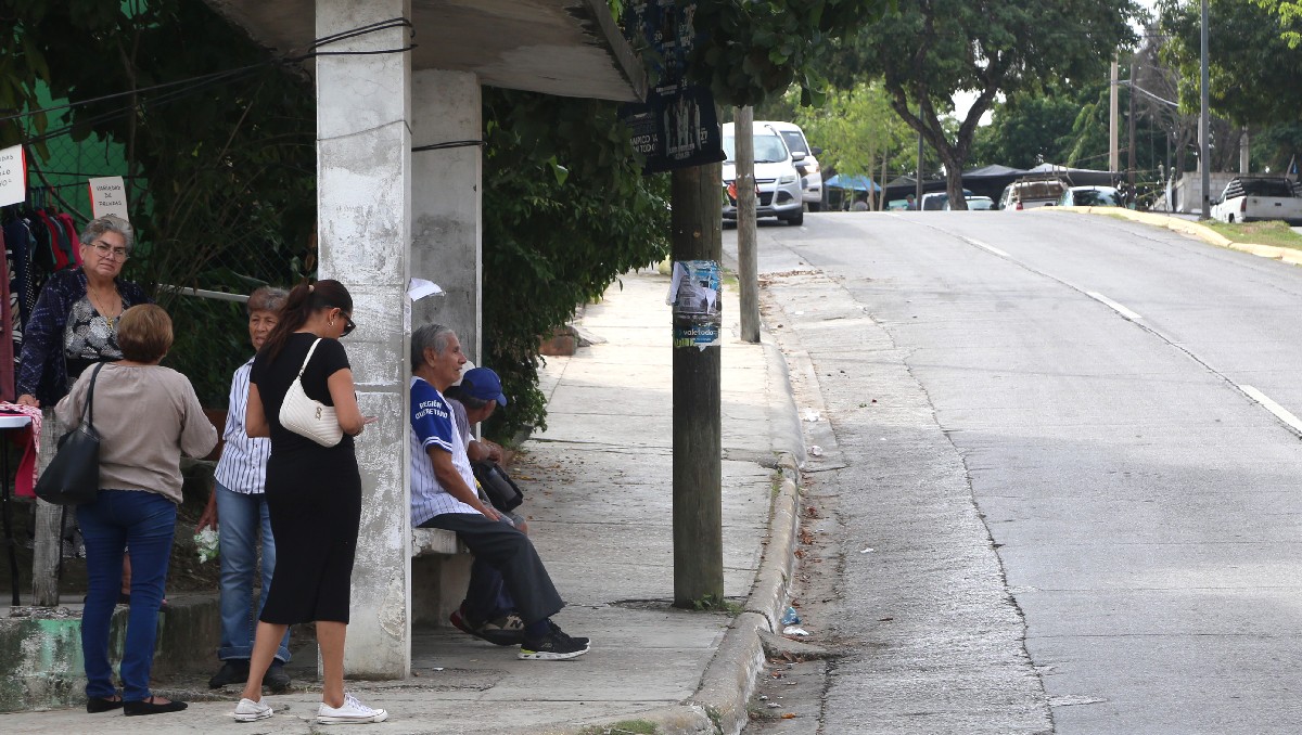 Usuarios del transporte público en Tampico tienen que caminar decenas de cuadras. (Yazmín Sánchez)