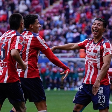 Chivas logró sumar su tercera victoria consecutiva en el arranque del Clausura 2026 superando a los Gallos Blancos del Querétaro