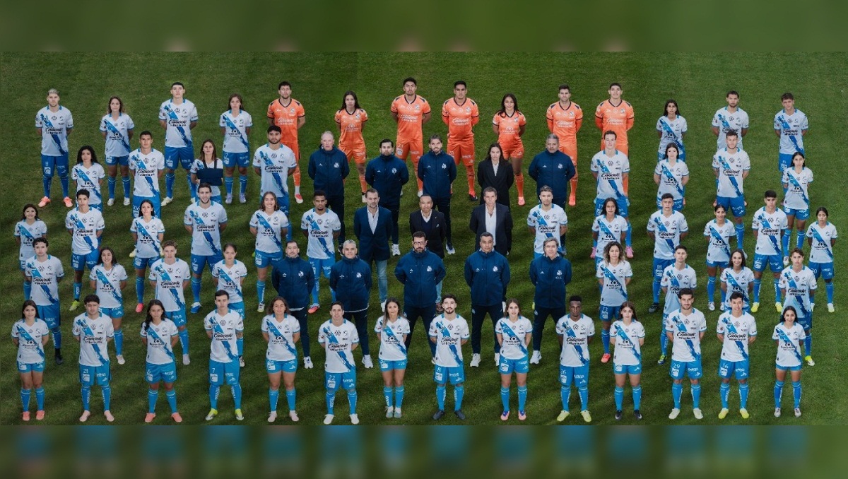 Club Puebla se toma la foto oficial sobre grama del estadio Cuauhtémoc | EsImagen