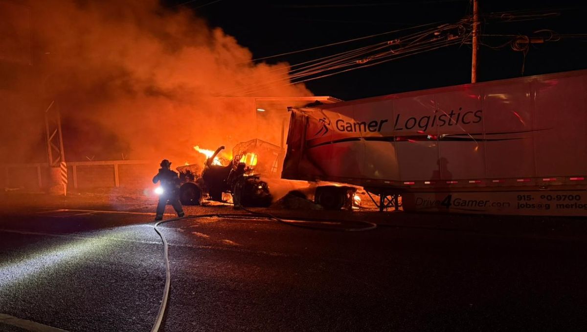 Elementos de rescate trabajaron para sofocar las llamas y eliminar riesgos en la zona. Especial