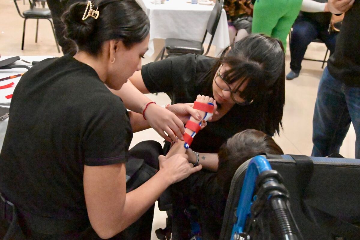 Gómez Palacio realiza campaña gratuita de órtesis de mano. | Especial