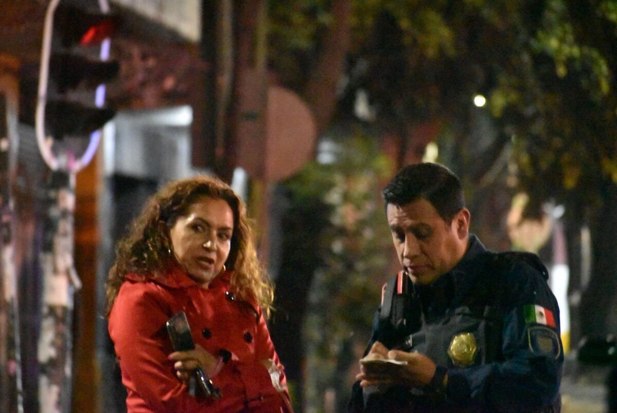 La mujer fue interrogada por oficiales de la SSC tras ser retenida por loa vecinos de la zona. | Foto: Enrique Luna