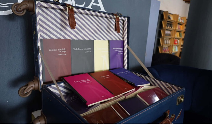 Además de la publicación de su primera obra, los autores reciben otros servicios, como presentación de su volumen (CORTESÍA)