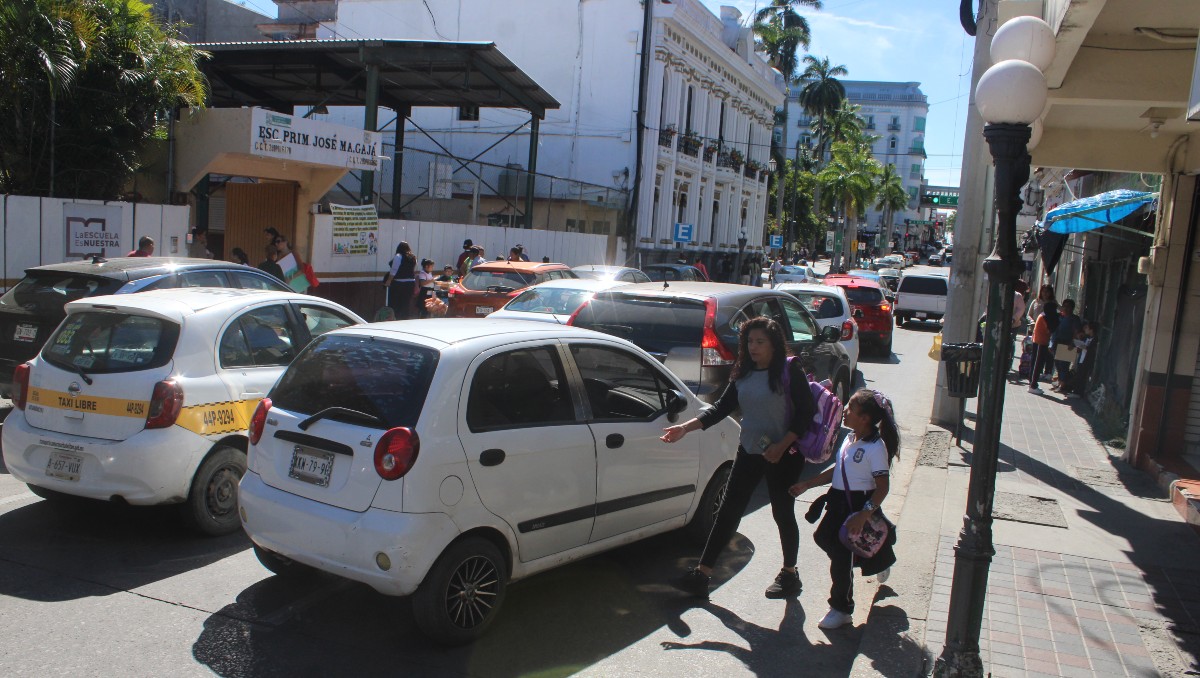 Tráfico en esceulas de Tampico. Foto: Yazmín Sánchez