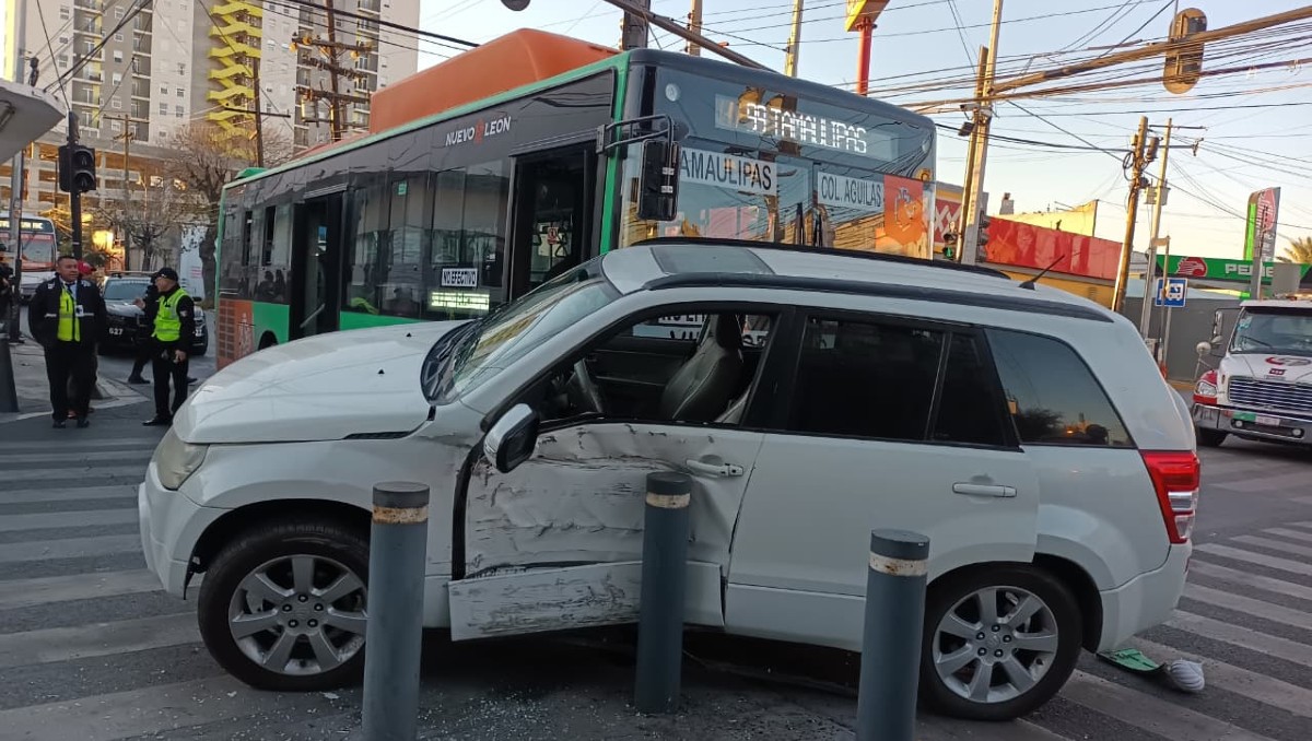 El accidente se registró en el cruce de las calles Arteaga y Guerrero, en centro de Monterrey. Foto: Lolita Lastra