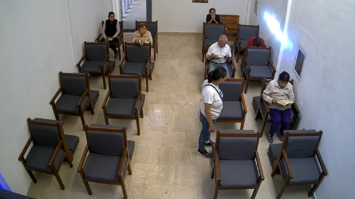 La agresora interrumpió un momento de oración para exigir dinero a un grupo de adultos mayores.