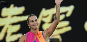 Carlos Alcaraz y Aryna Sabalenka superaron la primera ronda del Abierto de Australia; Venus Williams perdió, pero ganó un set a sus 45 años