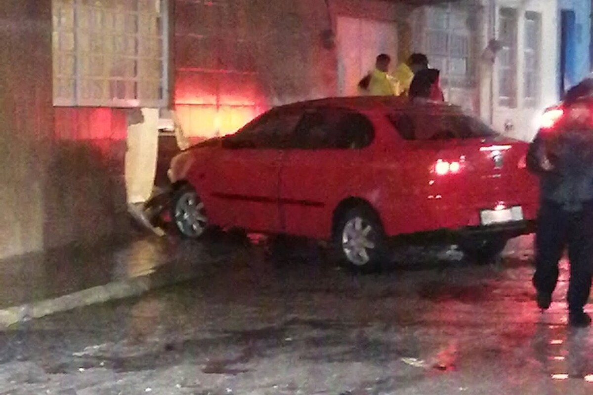El automóvil rojo terminó incrustado en una vivienda en la colonia Javier Rojo Gómez de Pachuca.