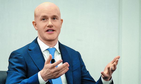 El director ejecutivo de Coinbase, Brian Armstrong, retiró públicamente su apoyo al proyecto de normativa. Reuters